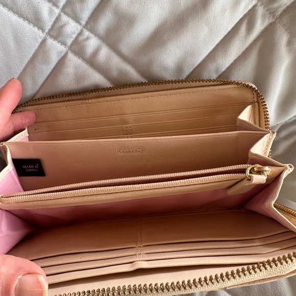 COACH Leather Zip Around Wallet in Soft Cream Pebbled Leather with Gold Hardware - Picture 7 of 10